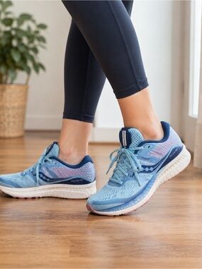 Sporty Athleisure Saucony Ride ISO Women’s Running Shoes Size 7.5